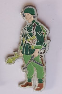 N444 Pin's Militaire Soldat Soldier Zouave Légionnaire GI ? De Quel Pays ? Allemand Tout Vert Achat Immédiat - Militaria