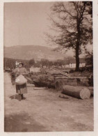 Les échelles - Photo Ancienne Originale - Villageoise Et Rue Du Village - Scierie ? Bois - 1935 - 6x8.2 Cm - Les Echelles