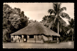 GUINEE - CASE INDIGENE AVEC MANGUIERS ET COCOTIERS - Guinée