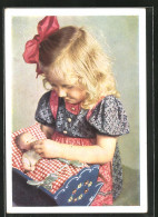 AK Puppe, Kleines Mädchen Spielt Mit Einer Puppenwiege  - Gebraucht