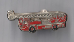 PIN'S THEME POMPIERS  CAMION GRANDE ECHELLE - Bomberos