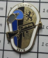 2919 Pin's Pins / Beau Et Rare / MILITARIA / GENDARMERIE MOBILE GM 23/9 FAMAS CHAUNY Hallyday ? - Army