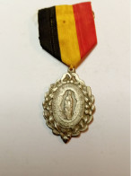 Une Médaille Belges Religion - Profesionales / De Sociedad