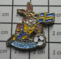 1219 Pin's Pins / Beau Et Rare / SPORTS / FOOTBALL EURO SUEDE 192 LAPIN LIEVRE DRAPEAU SUEDOIS - Fútbol