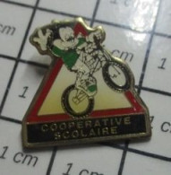 320 Pin's Pins / Beau Et Rare : DISNEY / PERSONNAGE DISNEY VELO VTT COOPERATIVE SCOLAIRE PANNEAU SIGNALISATION - Disney