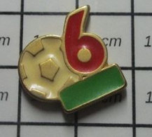 713H Pin's Pins / Beau Et Rare : SPORTS / CLUB FOOTBALL BALLON N°6 Bienvenue Au Village !!! - Calcio