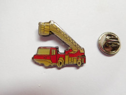 Beau Pin's , Sapeurs Pompiers , Camion échelle Nacelle - Brandweerman