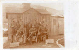Carte Photo D'officiers Et De Sous-officiers Allemand Posant Devant Leurs Cabane En Macédoine En 14-18 - 1914-18