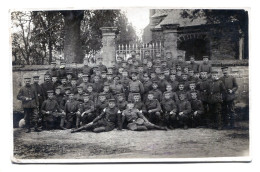 Carte Photo D'une Compagnie De Soldats Allemand Dans Un Village En 14-18 - 1914-18