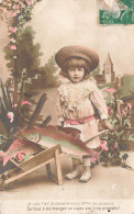 ENFANTS - Je Suis Fier De Pouvoir Vous Offrir Ces Poissons - Petite Fille Avec Des Poissons - Carte Postale - Other & Unclassified