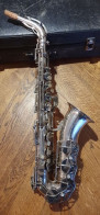 Saxophone Alto Couesnon Paris, Plaqué Argent, Nacre. - Musical Instruments