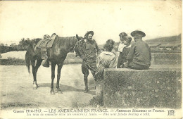 GUERRE 1914-1917 - LES AMERICAINS EN FRANCE - UN BRIN DE CAUSETTE AVEC LES NOUVEAUX AMIS (militaria) (ref A349) - Maniobras