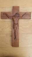 CRUCIFIX CHRIST EN CROIX MILIEU XX° SCULPTURE BOIS SIGNE RR HAUTEUR 36.5 CM. - Godsdienst & Esoterisme