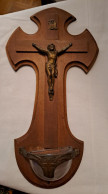 Benitier Figurant Un Crucifix. Art Déco. Plaque Au Dos. - Arte Religiosa