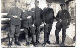 Carte Photo De Cinq Soldats Allemand Fument Leurs Cigarette Dans Leurs Baraquement A L'arrière Du Front En 14-18 - 1914-18
