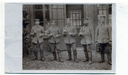 Carte Photo De Cinq Sous-officiers Allemand Dans Une Ferme A L'arrière Du Front En 14-18 - 1914-18