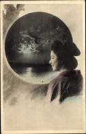 CPA Japan, Junge Frau In Japanischer Tracht, Japanerin, Bewölkter Himmel - Costumi