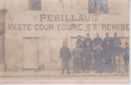 86 - CIVRAY - CARTE-PHOTO - PLACE D'ARMES - MILITAIRE DEVANT L' HOTEL DE LA CROIX BLANCHE - FAMILLE  PERILLAUD - Civray