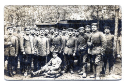 Carte Photo D'officier Et Soldats Allemand Dans Leurs Camp A L'arrière Du Front En 14-18 - 1914-18