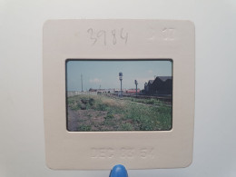 Photo Diapo Diapositive Slide Originale CALAIS TRAIN Signalisation Signaux AUTORAIL En 12/1983 VOIR ZOOM - Diapositive