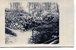 Carte Photo D'officiers Allemand Posant Dans Les Escalier De Leurs Camp A L'arrière Du Front En 14-18 - 1914-18