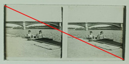 Photo Sur Plaque De Verre, Pont Métallique, Fer, Piliers En Béton, Berge, Canoe Kayak, Rames, Femme, Homme, Années 1930. - Diapositivas De Vidrio