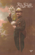 FANTAISIES - Porte Bonheur - Un Officier Tenant Des Bouquets De Fleurs - Colorisé - Carte Postale Ancienne - Männer