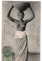 AFRIQUE  SENEGAL  DAKAR AFRIQUE OCCIDENTALE ETUDE ETHNIQUE 1295 PORTEUSE D'EAU  NUE SEINS  EDIT. FORTIER - Senegal