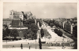 Nantes * Petits Baraquements , Place De La Duchesse Anne , à Gauche Le Château , à Droite La Cathédrale - Nantes