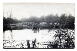 Carte Photo De Quatre Officier Allemand Sur Un Ponton Sur Une Rivière Dans Un Champ De Bataille En 14-18 - 1914-18