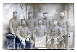 Carte Photo De Soldats Allemand Posant Dans Un Studio Photo A L'arrière Du Front En 14-18 - 1914-18
