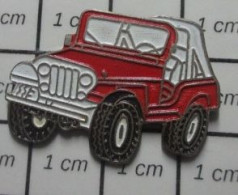 1722 Pin's Pins / Beau Et Rare / POMPIERS / LA JEEP ROUGE ET BLANCHE DU PERE NOEL - Firemen