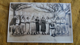 CPA PHOTO PHOTOGRAPHIE CELLES SUR PLAINE ? FEMMES DEGUISEES COSTUMES ANTIQUES  1926 ?  COUR ARBRES - Photographie