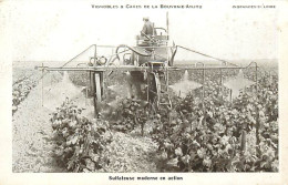 - Thèmes Div -ref-V V724- Agriculture -vignobles De La Bouvraie Anjou- Sulfateuse Moderne En Action - Vignes - Tracteurs - Tractores