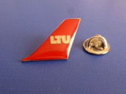 Pin's Compagnie Aérienne - LTU - Dérive Avion Allemagne (BB52) - Aviones