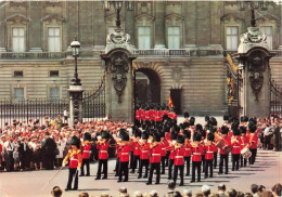 ROYAUME UNI - London - Guards Band Leaving Buckingham Palace - Colorisé - Animé - Carte Postale - Andere & Zonder Classificatie