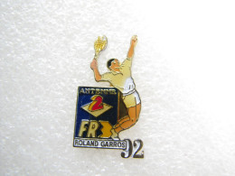 PIN'S   ROLAND GARROS 92   ANTENNE 2  FR3 - Tenis