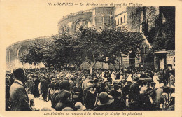 FRANCE - Lourdes - Le Saint Sacrement Devant Les Piscines - Les Pèlerins - Animé - Carte Postale Ancienne - Lourdes