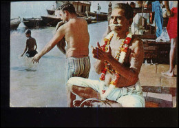 Prayer Of Holy Dip At Ghat Varanasi - Inde