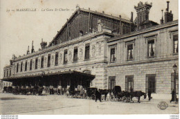 13 MARSEILLE N°19 LA GARE ST CHARLES Attelages Chevaux Calèches En Attente - Stazione, Belle De Mai, Plombières