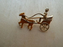 Broc-131 Broche Représentant Une Voiture émaillée Jaune Et Son Cheval Avec Conducteur Métal Doré - Brooches