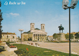 LA ROCHE SUR YON . -  Place Napoléon Et Eglise Saint-Louis . Au Centre Statue équestre De Napoléon 1er. - La Roche Sur Yon