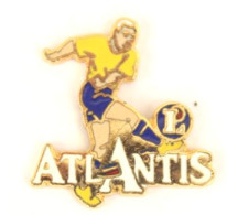 Pin's ATLANTIS - Logo Des Magasins E. LECLERC - Footballeur En Action - ZZ063 - Fútbol