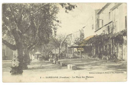 Cpa Sarrians - La Place Des Platanes - Sarrians