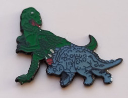 N202 Pin's Dinosaure 2 DINOSAURES Au Combat Achat Immédiat - Animali