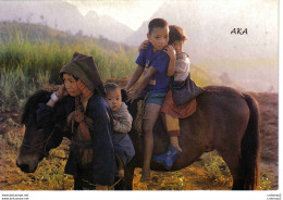 Thailand Thaïlande Aka In The Morning Hilltribe Mére Et Enfants à Cheval Makmai Studio Gros Plan VOIR DOS - Groupes D'enfants & Familles