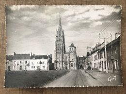  LE FOLGOET La Place Et La Basilique Notre Dame Du Folgoet  - Le Folgoët