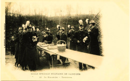 3385 - SAINT -CYR : Ecole Spéciale Militaria En 1900 - LE DIMANCHE  LES  TARTELETTES EN GRANDE TENUE. ECOLE D'OFFICIERS - Régiments