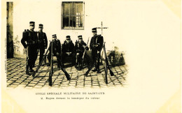 3386 -SAINT - CYR : Ecole Spéciale Militaria En 1900 - REPOS DEVANT LA BOUTIQUE DU VOLEUR- .ECOLE D'OFFICIERS Dos Non Sé - Régiments