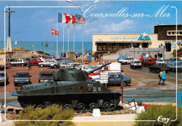 COURSEULLE SUR MER La Place Du 6 Juin Au Premier Plan Le Char A Double Propulsion SHERMAN 46(scan Recto-verso) MA703 - Courseulles-sur-Mer